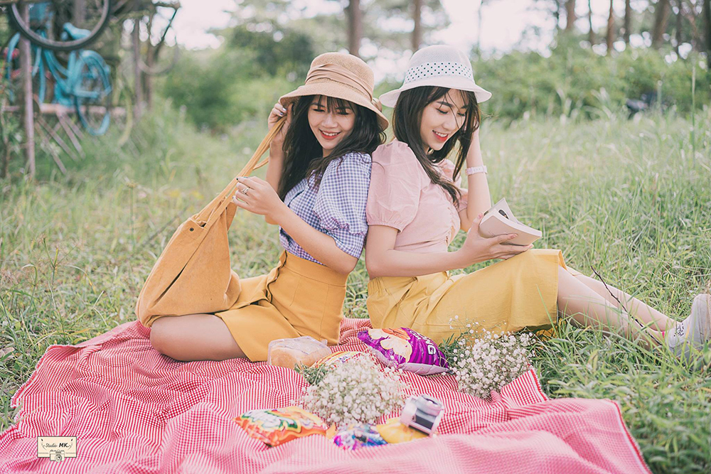 Chụp hình bạn thân 